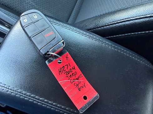 Used 2024 Jeep Compass Latitude image 40