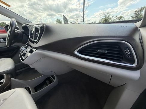 Used 2018 Chrysler Pacifica Touring-L FWD image 14