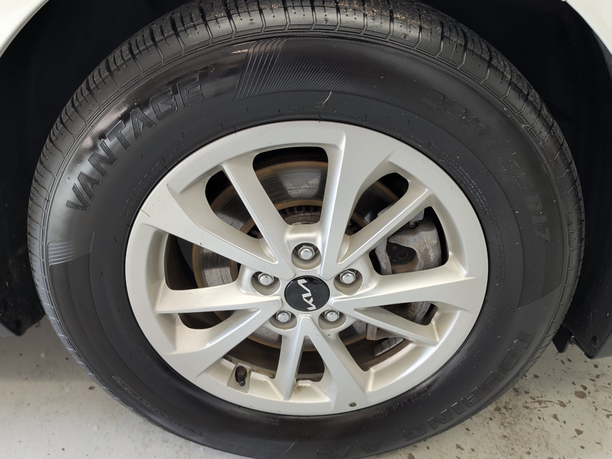 Used 2024 Kia Carnival LX FWD image 4