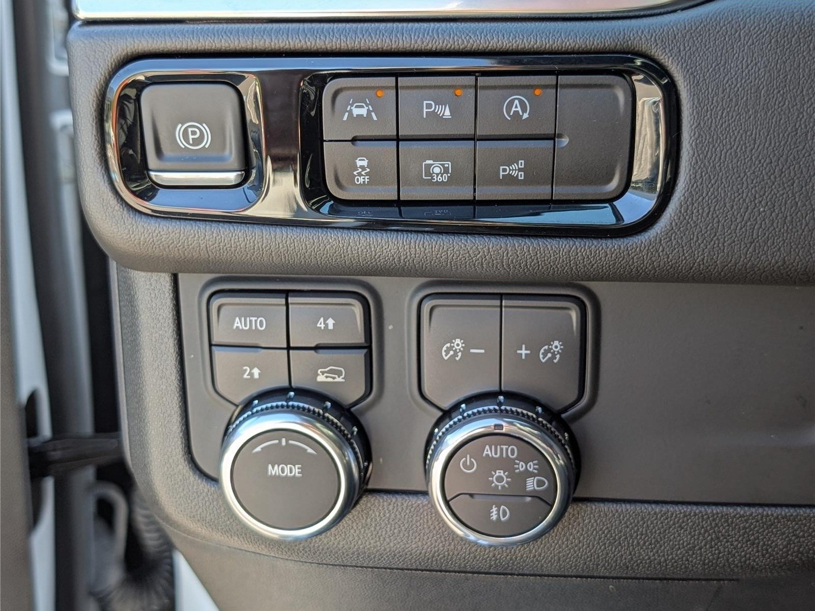 Used 2025 GMC Yukon XL Denali AWD/4WD image 25