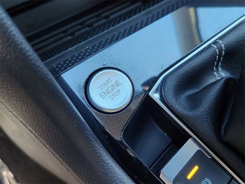 New 2025 Volkswagen Taos SE image 15