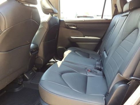 Used 2023 Toyota Highlander XLE AWD/4WD image 12