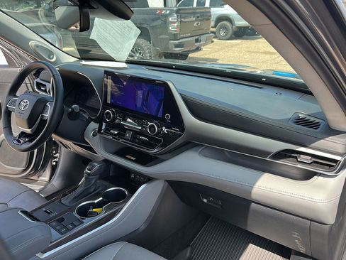 Used 2024 Toyota Highlander Limited image 23