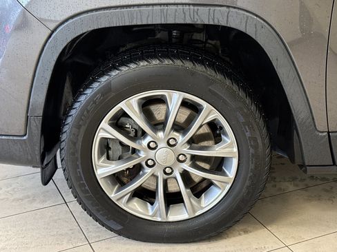 Used 2020 Jeep Cherokee Latitude Plus w/ Comfort/Convenience Group image 26