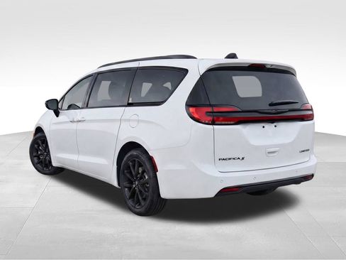 Used 2025 Chrysler Pacifica Limited FWD image 5