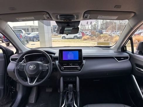 Used 2025 Toyota Corolla Cross XLE image 31