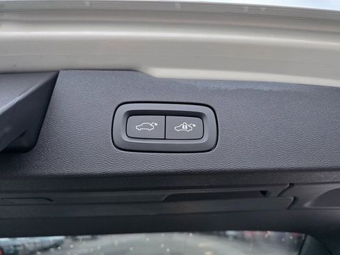 Used 2020 Volvo V60 T5 Cross Country image 11