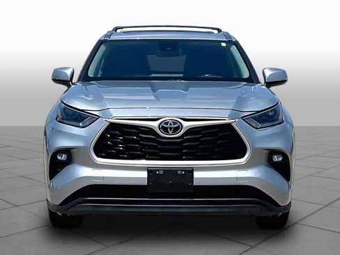 Used 2021 Toyota Highlander XLE FWD image 4