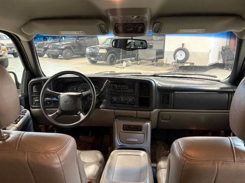 Used 2000 Chevrolet Suburban LS w/ LS Preferred Equipment Group AWD/4WD image 16