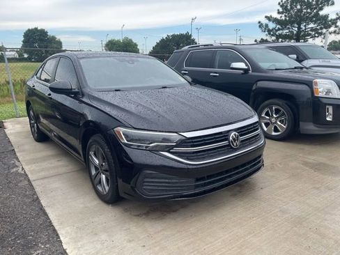 Used 2024 Volkswagen Jetta SE FWD image 3