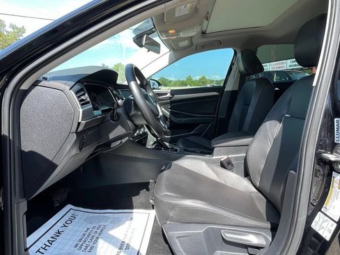 Used 2019 Volkswagen Jetta SE w/ Cold Weather Package FWD image 14