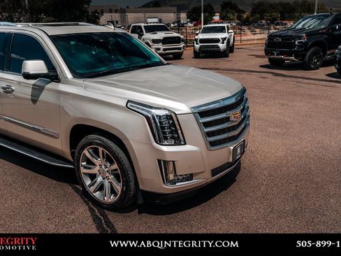 Used 2016 Cadillac Escalade Luxury AWD/4WD image 9