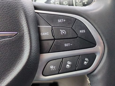 Used 2023 Chrysler Pacifica Touring-L FWD image 25