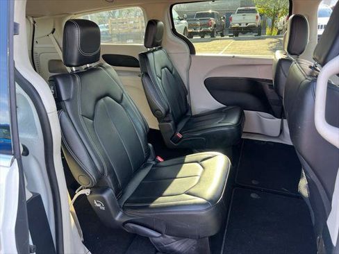 Certified 2024 Chrysler Pacifica Touring-L FWD image 19