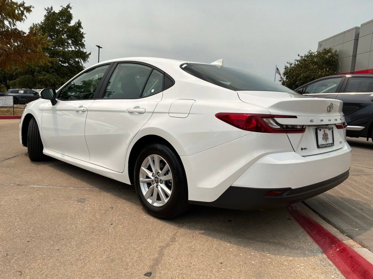 Used 2025 Toyota Camry LE FWD image 8