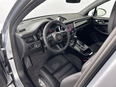 Certified 2025 Porsche Macan image 4