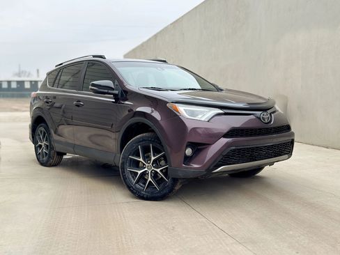 Used 2018 Toyota RAV4 SE image 1