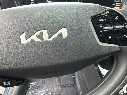 Used 2024 Kia Niro SX Touring image 20