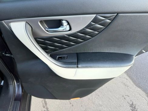 Used 2017 INFINITI QX70 3.7 w/ Limited Package image 20