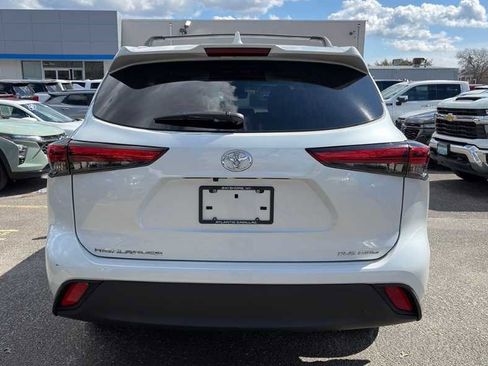 Used 2023 Toyota Highlander XLE image 5