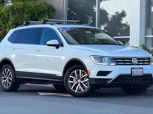 Used 2019 Volkswagen Tiguan SE w/ Panoramic Sunroof Package AWD/4WD image 2