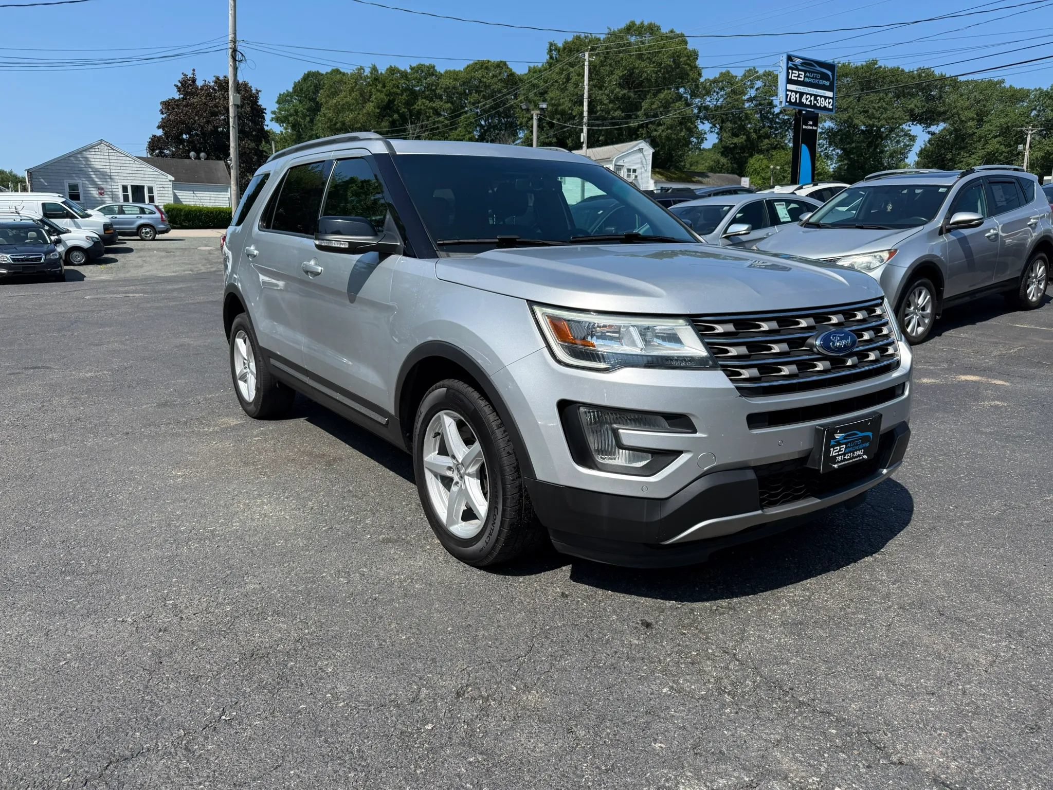 Used 2016 Ford Explorer XLT w/ Equipment Group 202A AWD/4WD image 1