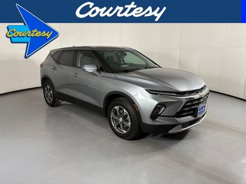 Used 2025 Chevrolet Blazer LT FWD image 1