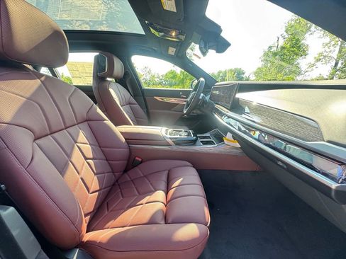 Used 2025 BMW 760i xDrive w/ Luxury Rear Seating Package image 21