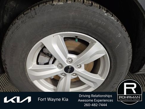 Certified 2025 Kia Sorento LX image 11