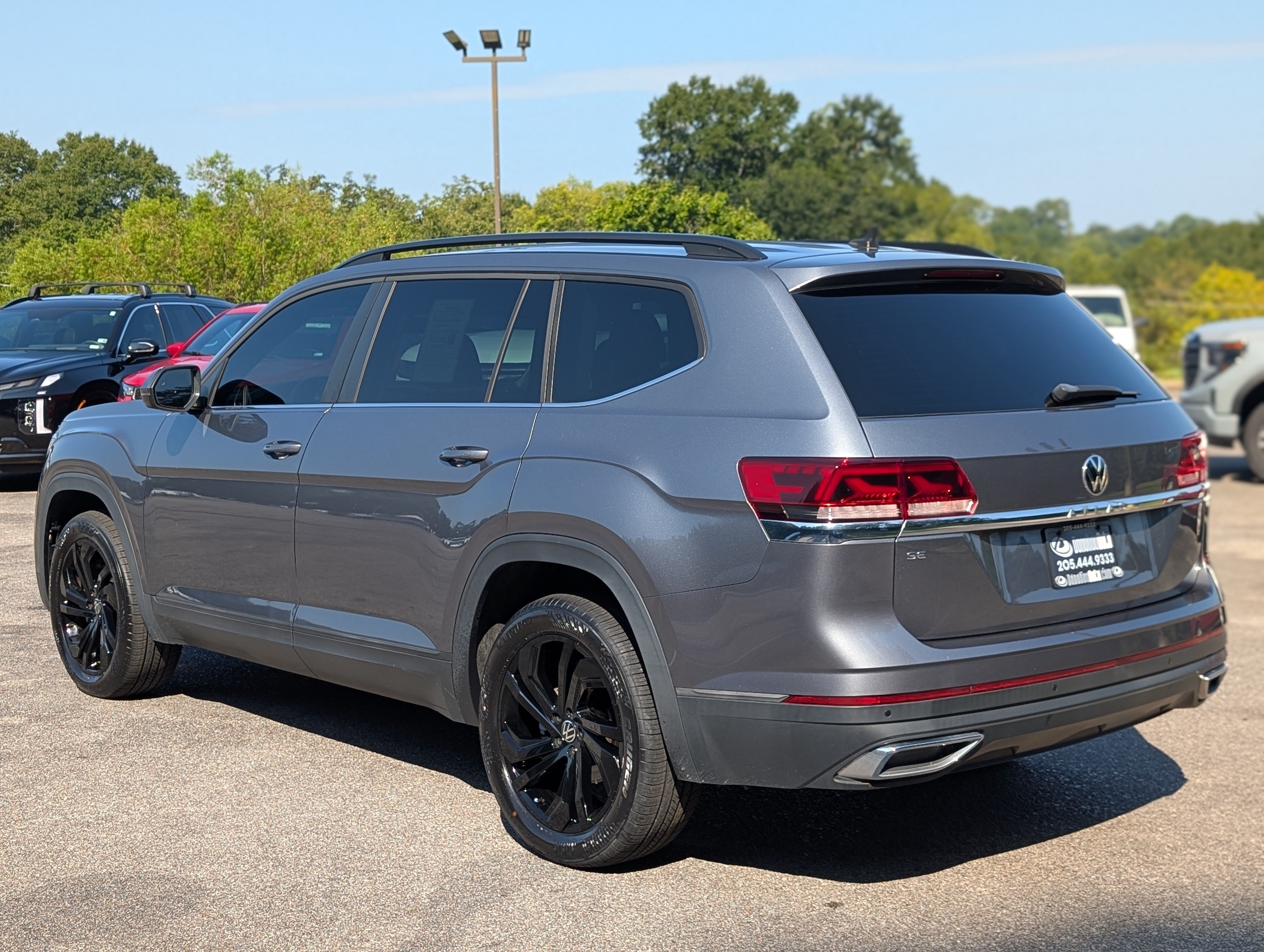 Used 2023 Volkswagen Atlas SE w/ Black Wheel Package FWD image 7