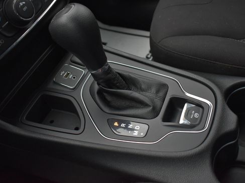 Used 2019 Jeep Cherokee Latitude w/ Cold Weather Group image 28