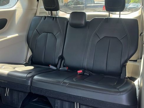 Used 2024 Chrysler Pacifica Touring-L FWD image 19