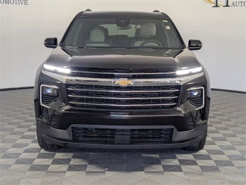 Used 2025 Chevrolet Traverse LT image 3