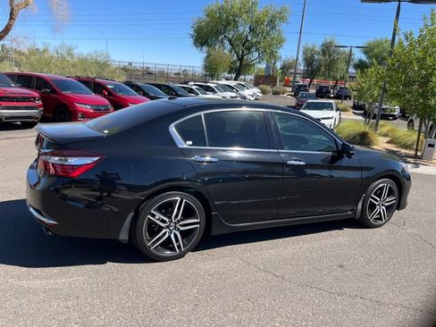 Used 2017 Honda Accord Touring image 5