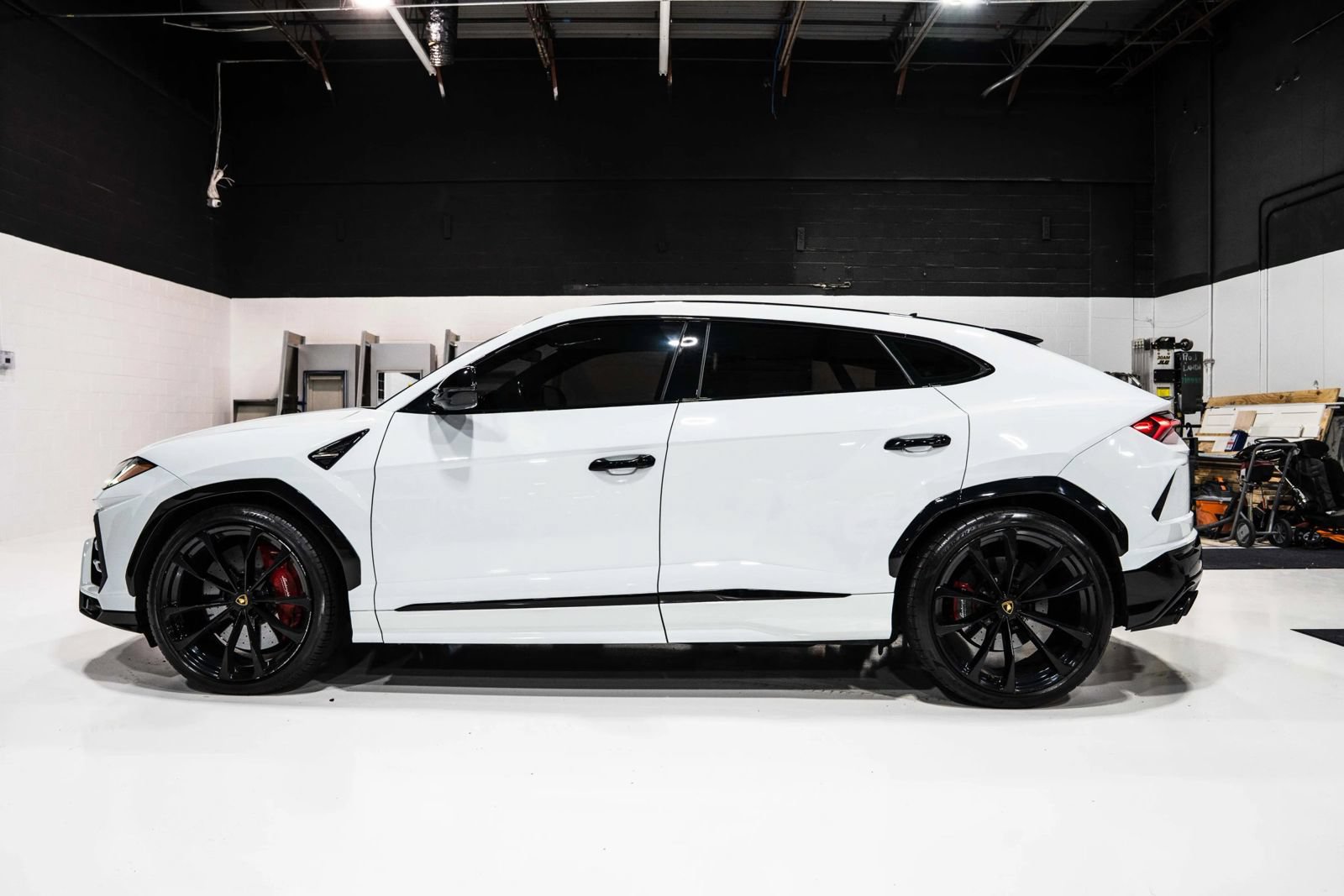 Used 2022 Lamborghini Urus AWD/4WD image 3
