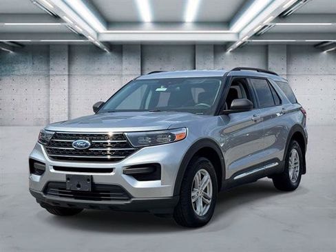 Used 2024 Ford Explorer XLT AWD/4WD image 2