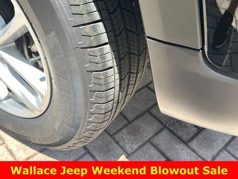 Used 2025 Jeep Grand Cherokee Laredo X RWD image 10