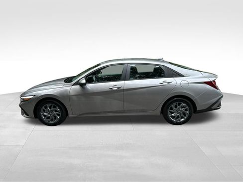 Used 2024 Hyundai Elantra SEL FWD image 2