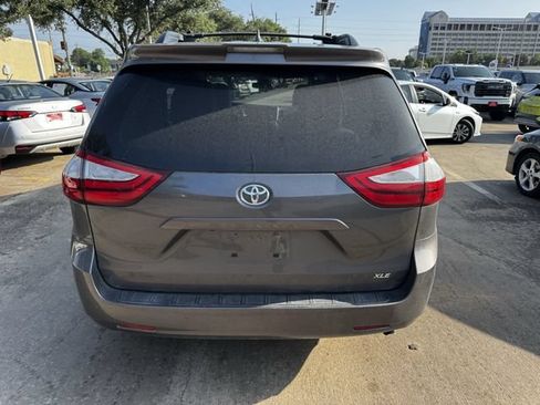 Used 2018 Toyota Sienna XLE Premium FWD image 6
