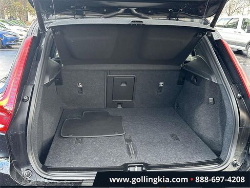 Used 2025 Volvo XC40 B5 Plus image 9