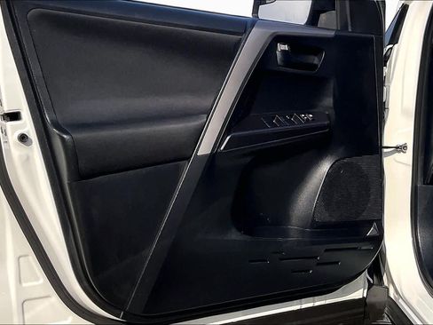 Used 2018 Toyota RAV4 LE FWD image 22