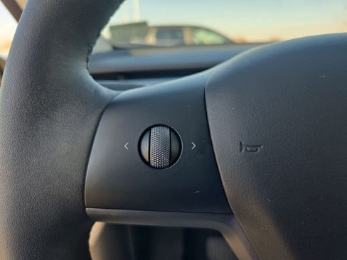 Used 2022 Tesla Model Y Long Range image 21