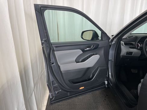 Used 2023 Toyota Highlander XLE image 19