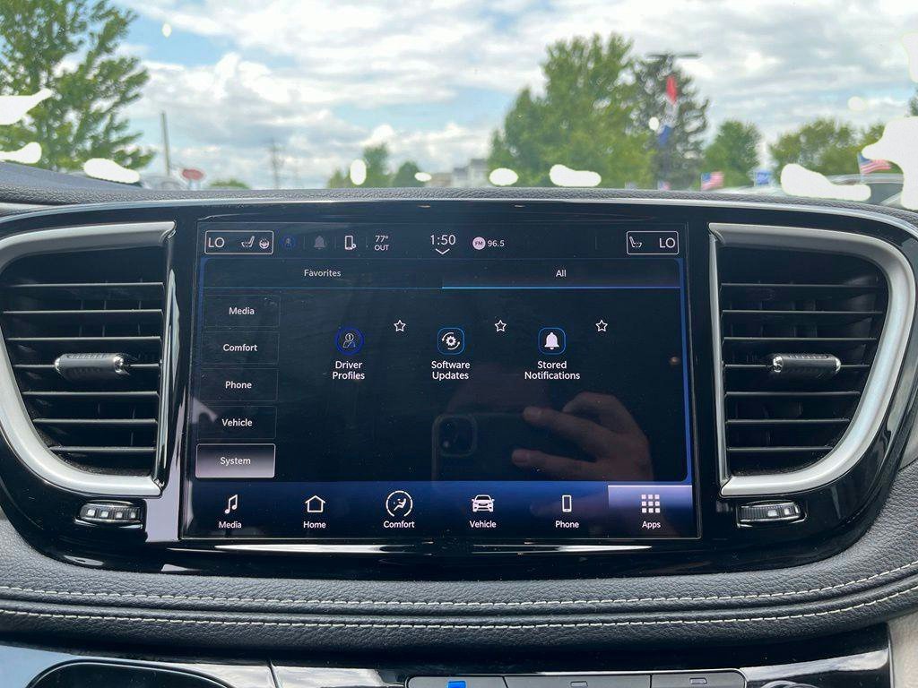 Used 2023 Chrysler Pacifica Touring-L FWD image 17