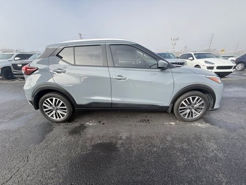 Used 2022 Nissan Kicks SV image 2
