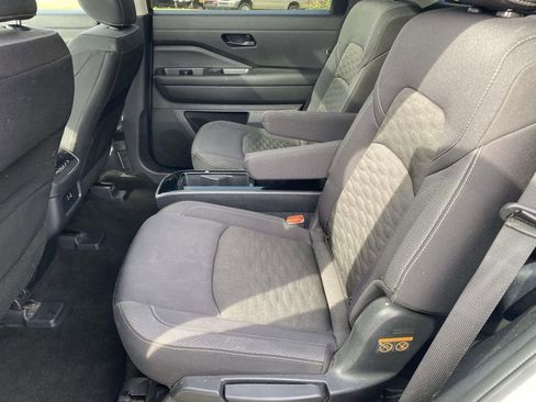 Used 2024 Nissan Pathfinder SV w/ SV Premium Package image 10