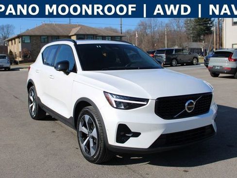 Used 2025 Volvo XC40 B5 Plus image 2
