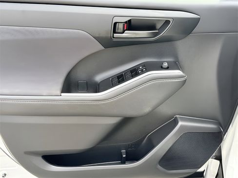 Used 2024 Toyota Highlander LE image 24