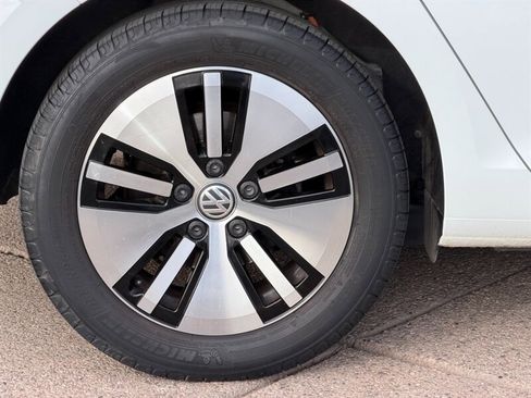 Used 2017 Volkswagen e-Golf SE w/ DC Fast Charging Package image 36