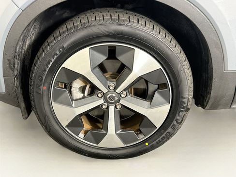 Used 2023 Volvo XC40 B4 Plus FWD image 11